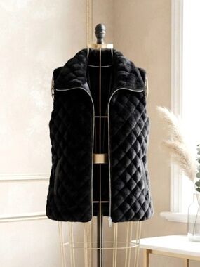 FAIR HAVEN Black Quilted Faux Fur Vest w/Pockets and Turn-Up Collar